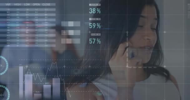 사무실에서 스마트 폰에서 이야기 비공식 여자에 데이터 처리의 애니메이션 컴퓨터 — 비디오