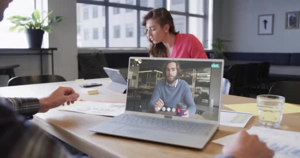 Biały Biznesmen Laptopie Białym Kolegą Ekranie Połączenia Internetowe Koncepcja Biznesowa — Wideo stockowe