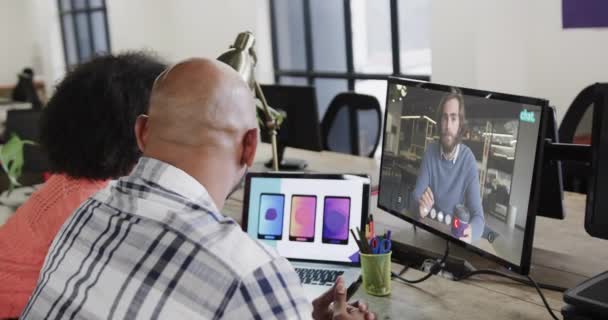 非洲裔美国商人通过视频电话与白人男性同事在屏幕上 联机服务 商务和联网概念 — 图库视频影像