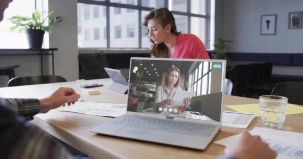 白种人商人在笔记本电脑视频通话与高加索女性同事在屏幕上 联机服务 商务和联网概念 — 图库视频影像