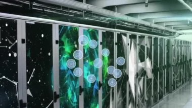 Bilgisayar sunucu odasına karşı dijital simgelerin ve pleksus ağlarının animasyonu. Küresel ağ ve iş veri depolama teknolojisi kavramı