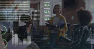 Ofiste tartışan bir grup meslektaşın istatistiksel veri işleme animasyonu. Bilgisayar arayüzü ve iş veri teknolojisi kavramı