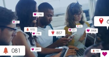 Bildirim çubuklarındaki numaraların ve simgelerin değiştirilmesi, teknolojiyi kullanan çeşitli iş arkadaşları. Dijital bileşik, çoklu pozlama, iş, büyüme, sosyal medya anımsatma kavramı.