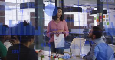 Muhtelif iş arkadaşlarının ofiste tartıştığı birden fazla grafik ve değişen numaraların animasyonu. Dijital bileşik, çoklu pozlama, rapor, iş, büyüme, takım çalışması ve planlama kavramı.