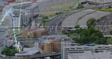 Şehir trafiğinin hızlandırılmış görüntüsüne karşı finansal veri işleme animasyonu. Küresel finans ve iş teknolojisi kavramı
