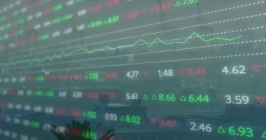 Şehir manzarasının havadan görüntüsüne karşı borsa veri işleme animasyonu. Küresel ekonomi ve iş teknolojisi kavramı