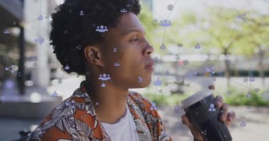 Afro-Amerikan bir adamın sokakta kahve içmesi üzerine dijital ikon ağının animasyonu. Sosyal medya ağı ve iş teknolojisi kavramı