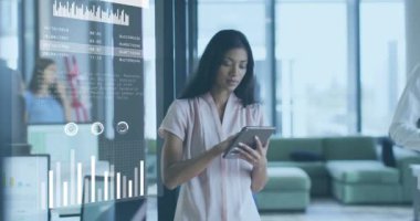 Tablet kullanan ve ofiste gülümseyen melez bir kadın hakkında istatistiksel veri işleme animasyonu. Bilgisayar arayüzü ve iş veri teknolojisi kavramı