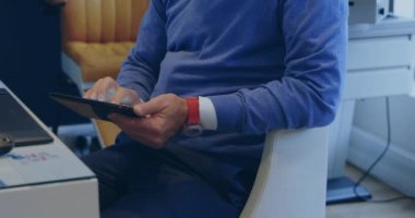 Simgelerin canlandırılması, bildirim barlarındaki numaralar, dijital tablet kullanan beyaz adamın orta kesimi. Dijital bileşik, çoklu pozlama, iş, büyüme, sosyal medya, ofis ve teknoloji.