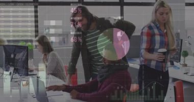 Ofiste dizüstü bilgisayarla tartışan iki farklı adama karşı istatistiksel veri işleme animasyonu. Bilgisayar arayüzü ve iş veri teknolojisi kavramı