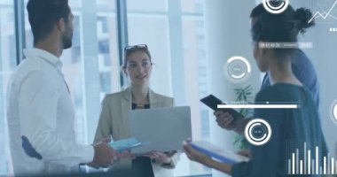 Ofiste birlikte tartışan çeşitli iş adamları üzerinde istatistiksel veri işleme animasyonu. Bilgisayar arayüzü ve iş veri teknolojisi kavramı