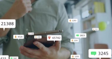 Numaraları değiştirmenin animasyonu, bilgilendirme çubuklarında ikon, dijital tablet kullanan beyaz adam. Dijital bileşik, çoklu pozlama, iş, büyüme, sosyal medya anımsatıcı ve teknoloji kavramı.