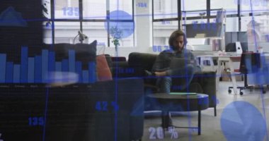 Ofiste dizüstü bilgisayar kullanan beyaz bir adam hakkında istatistiksel veri işleme animasyonu. Bilgisayar arayüzü ve iş veri teknolojisi kavramı