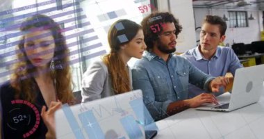 Ofisteki bir dizüstü bilgisayar üzerinde tartışan çeşitli meslektaşların istatistiksel veri işleme animasyonu. Bilgisayar arayüzü ve iş veri teknolojisi kavramı