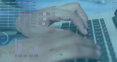 Ofiste dizüstü bilgisayar kullanan bir adamın orta bölümündeki istatistiksel veri işleme animasyonu. Bilgisayar arayüzü ve iş veri teknolojisi kavramı