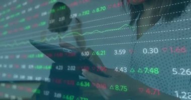 Ofiste dijital tablet kullanan melez kadınlara karşı borsa veri işleme animasyonu. Küresel ekonomi ve iş teknolojisi kavramı