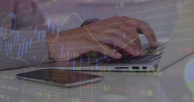 Ofiste dizüstü bilgisayar kullanan bir adamın orta bölümündeki istatistiksel veri işleme animasyonu. Bilgisayar arayüzü ve iş veri teknolojisi kavramı