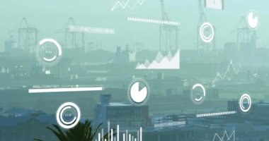 Çoklu grafiklerin animasyonu, modern binaların üzerinden gökyüzüne doğru çubuklar ve daireler yüklemek. Dijital bileşik, çoklu pozlama, rapor, iş, ilerleme, binalar ve mimari konsept.