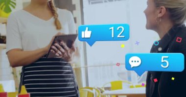 Tebligat barlarının animasyonu, dijital tabletli beyaz garson müşteriden sipariş alıyor. Dijital bileşik, çoklu pozlama, iş, büyüme, sosyal medya, hizmet ve teknoloji.