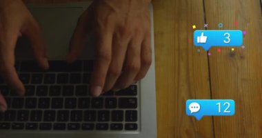 Bildirim simgelerinin animasyonu, dizüstü bilgisayar kullanan beyazların elleri üzerinde giderek artan sayıda. Dijital bileşik, sosyal medya, mesaj, takip, profil, kalp, daktilo, çalışma, teknoloji gibi.