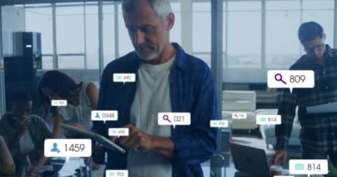 Numaraları değiştirmenin animasyonu, bilgilendirme çubuklarında ikon, dijital tablet kullanan beyaz adam. Dijital bileşik, çoklu pozlama, iş, takım çalışması, sosyal medya anımsatıcı, ofis ve teknoloji.