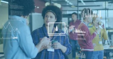 Muhtelif erkek ve kadınların ofiste tartıştığı istatistiksel veri işleme animasyonu. Bilgisayar arayüzü ve iş veri teknolojisi kavramı