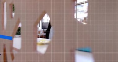 Ofiste dizüstü bilgisayar kullanan Afrikalı Amerikalı bir kadın hakkında istatistiksel veri işleme animasyonu. Bilgisayar arayüzü ve iş veri teknolojisi kavramı