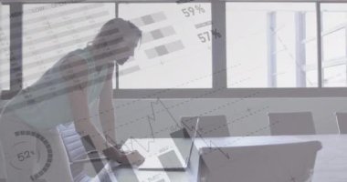 Ofiste dizüstü bilgisayar kullanan beyaz kadın hakkında istatistiksel veri işleme animasyonu. Bilgisayar arayüzü ve iş veri teknolojisi kavramı