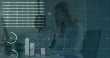 Ofiste dizüstü bilgisayar kullanan beyaz kadın hakkında istatistiksel veri işleme animasyonu. Bilgisayar arayüzü ve iş teknolojisi kavramı