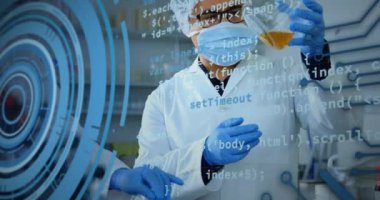 Yükleme çemberlerinin animasyonu, bilgisayar dili, maske takan beyaz bilim adamı sıvıyı inceliyor. Dijital bileşik, çoklu pozlama, araştırma, kodlama, ilerleme, koruma ve teknoloji kavramı.