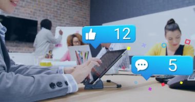 Sayısal tablette kayan gülümseyen beyaz kadın için birden fazla uyarı çubuğu. Dijital bileşik, çoklu pozlama, iş, büyüme, sosyal medya anımsatıcı ve teknoloji kavramı.