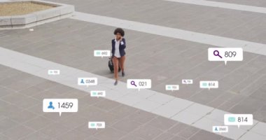 Sokakta akıllı telefondan konuşan Afro-Amerikan kadın üzerine sosyal medya simgelerinin canlandırılması. Sosyal medya ağı ve iş teknolojisi kavramı