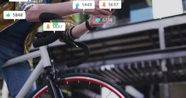 ストリートでスマートフォンを使用して自転車で幸せなアルビノ男の上のソーシャルメディアアイコンのアニメーション ソーシャルメディアネットワーキングとビジネス技術コンセプト — ストック動画