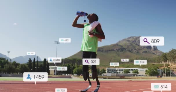 Animacja Pasków Powiadomień Nad Afrykańskim Amerykańskim Sportowcem Pijącym Wodę Treningu — Wideo stockowe