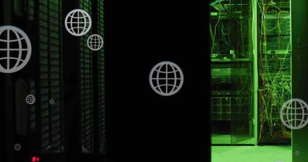 データサーバールーム内のデータ照明サーバーシステム上のグローバルのアニメーション デジタル複合 複数の露出 グローバル化 データセンター ネットワーキング テクノロジー ネットワークサーバーのコンセプト — ストック動画