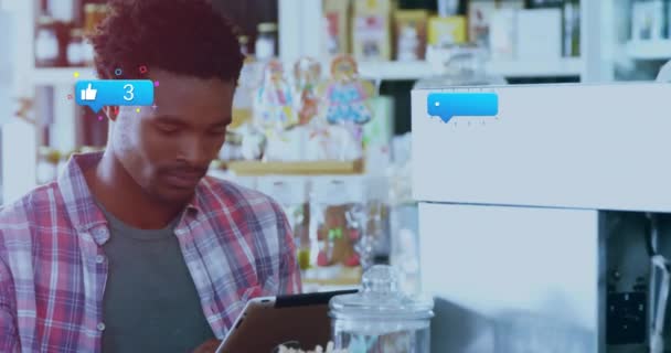 Simgelerin Canlandırılması Bilgilendirme Barlarında Numaraların Değiştirilmesi Dijital Tablet Kullanan Afro — Stok video