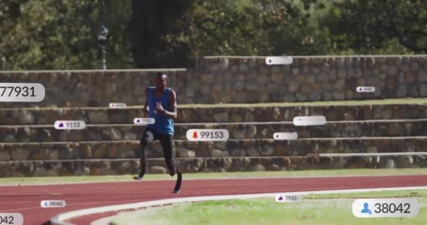 Animace Notifikačních Pruhů Nad Africkým Americkým Atletem Běžícím Závodní Dráze — Stock video