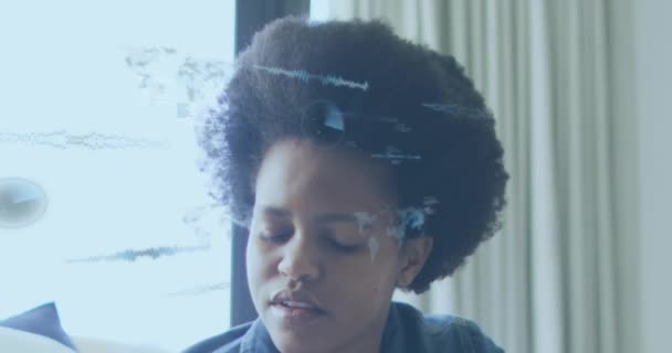 Animation Carte Ondes Sonores Radars Langage Informatique Femme Afro Américaine — Video