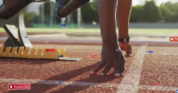 非洲裔美国运动员在起跑点站岗时的通知栏动画 数码合成 多次曝光 社交媒体提醒 — 图库视频影像