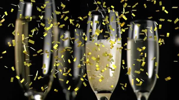 グラスに注がれたシャンパンと 黒い背景に落ちるセッティのアニメーション デジタルコンポジット デコレーション イベント アルコール ドリンク ライト お祝いのコンセプト — ストック動画