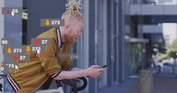 Анимация Икон Социальных Сетях Над Счастливым Альбиносом Велосипедом Использующим Смартфон — стоковое видео