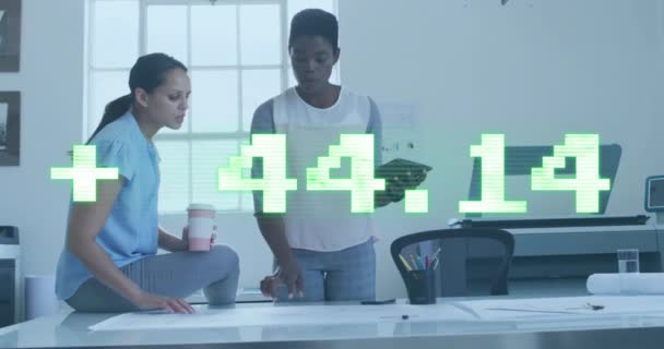 オフィスの計画について議論する2人の多様な女性に対する株式市場データ処理のアニメーション グローバル経済とビジネス技術コンセプト — ストック動画