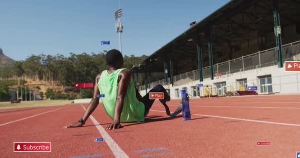Animace Notifikačních Pruhů Nad Unaveným Afroamerickým Atletem Sedícím Závodní Dráze — Stock video