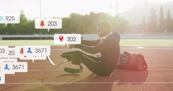Анимация Оповещений Над Африканским Американским Спортсменом Выступающим Гоночной Трассе Цифровые — стоковое видео