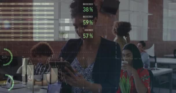 オフィスでタブレット笑顔を使用してアフリカ系アメリカ人女性を超える統計データ処理のアニメーション コンピュータインターフェースとビジネスデータ技術のコンセプト — ストック動画