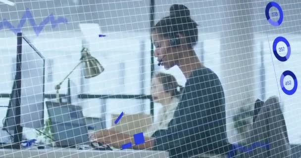 オフィスの電話ヘッドセットで話している女性を超えた統計データ処理のアニメーション コンピュータインターフェースとビジネスデータ技術のコンセプト — ストック動画