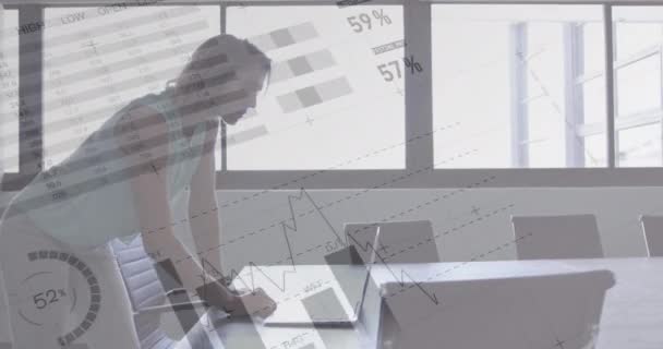 Animace Zpracování Statistických Dat Proti Bělošce Pomocí Notebooku Kanceláři Koncept — Stock video