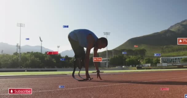 Animace Notifikačních Pruhů Nad Africkým Americkým Atletem Vystupujícím Závodní Dráze — Stock video