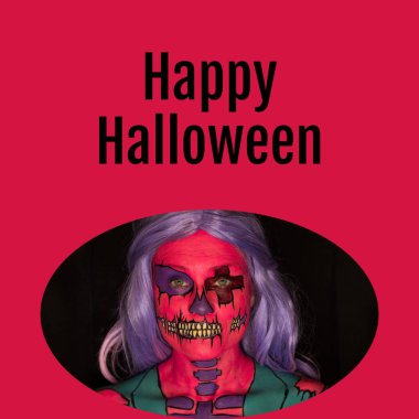 Cadılar bayramı mesajının ve kırmızı arka planda korkunç cadılar bayramı suratının birleşimi. Cadılar Bayramı, gelenek ve kutlama konsepti dijital olarak oluşturulmuş imaj.