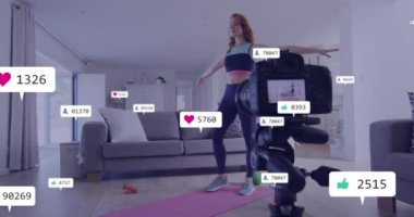 Beyaz kadının evdeki kameraya yoga kaydının yapıldığı bildiri barlarının animasyonu. Dijital bileşik, çoklu pozlama, sosyal medya hatırlatıcısı, teknoloji, ev çalışması ve fitness konsepti.